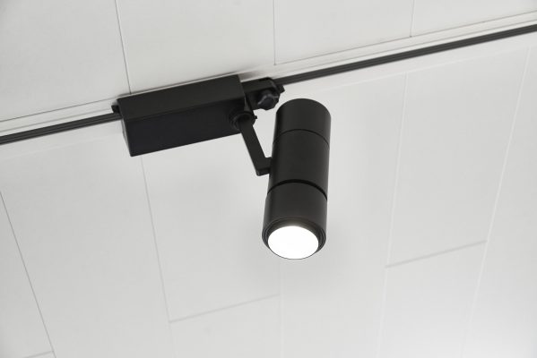 Black light fittings on a white ceiling create contrast. Black ZOOM rail luminaire on three-phase rail LedStore.fi
