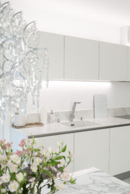 LED stips in a light kitchen - LedStore LED strips above the kitchen cabinets and beneath the countertop.