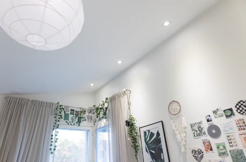 Valkoinen kattoaistuksella ja upilla valaisimilla luoteilla tunnelman. Kokonaisuutta täydentävät verhot riippuvat, viherkasvit, taide seinillä sekä unisieppari – täydellinen yhdistelmä tunnelmalliseen sisustukseen LedStore.fi:n valaistusratkaisuilla. - LedStore A combination of fixed lighting and decorative lights—such as pendant and wall lights—helps create adaptable lighting that can grow with the child.