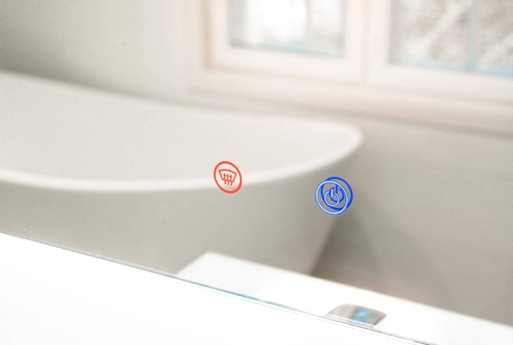 LED-valaistu kylpyhuone, jossa on vapaasti seisova amme ikkunan vieressä; digitaaliset kosketusohjaimet, punainen lämpöä ja sininen tehoa, hehku heijastava pinta parantaa tunnelmaa.