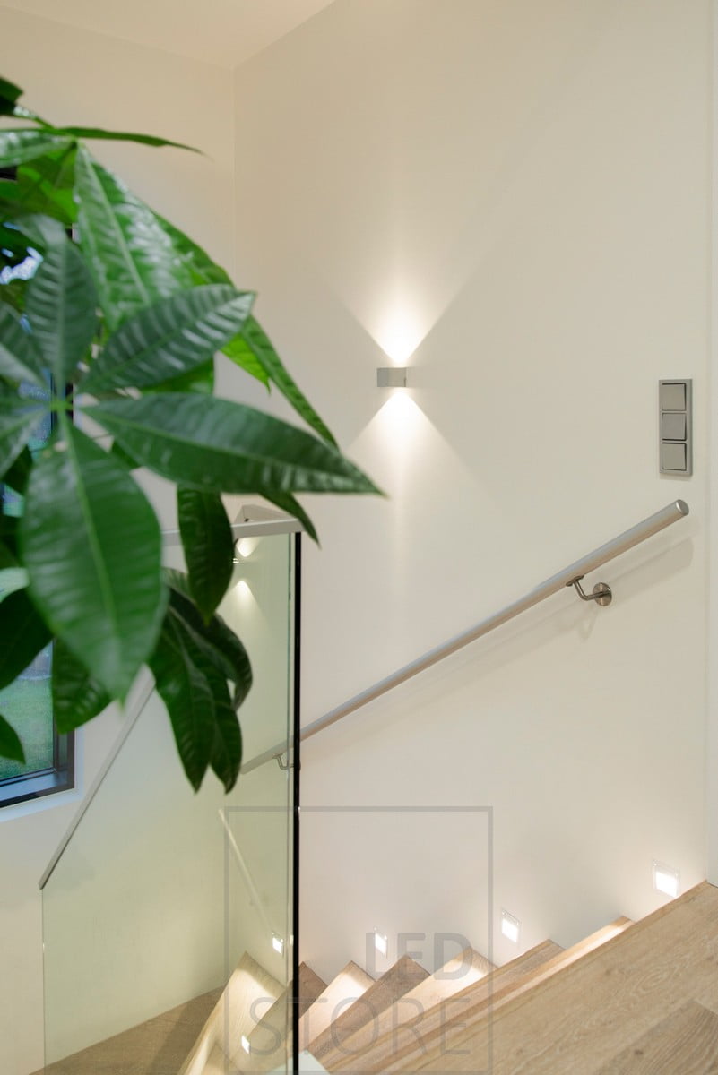 IN-WALL upotettava led seinävalo Ledstore.fi_28 - LedStore IN-WALL upotettava led seinävalaisin valaisemassa askelmia. Toimii sekä kauniina tunnelmavalaistuksena että silmäystävällisenä yövalona portaikossa. Lisänä led seinävalaisin CUBIC valaisemassa epäuoraa valoa kahteen suuntaan. Ledstore.fi