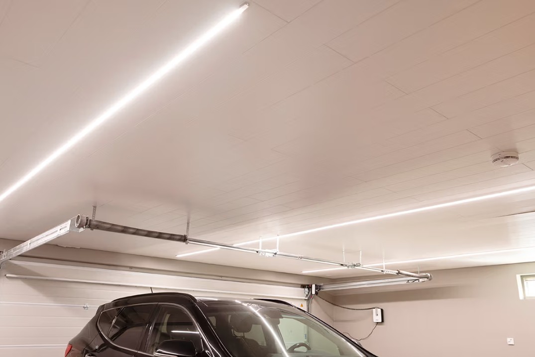 led-nauhatuppoprofiilissa autotallin katossa tasaisesti aseteltuna koko tilaan 