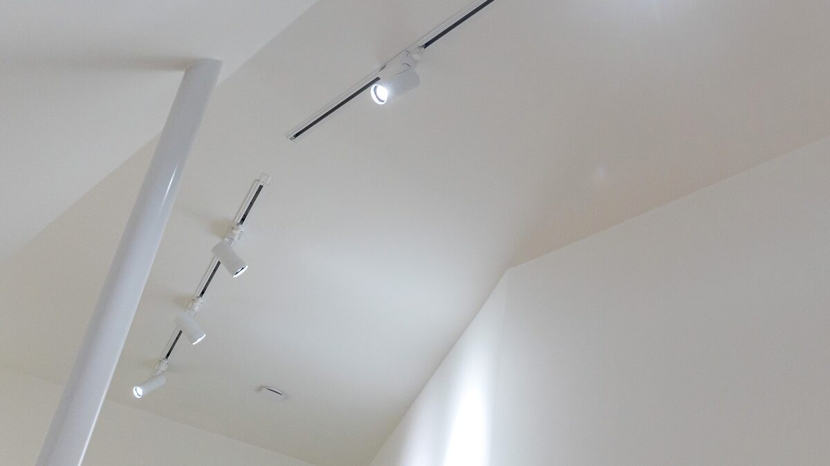 Valkoinen katto, jossa LedStore.fi:n modernit LED-kiskovalaisimet ja spotit luovat tyylikkään, minimalistisen ilmeen.