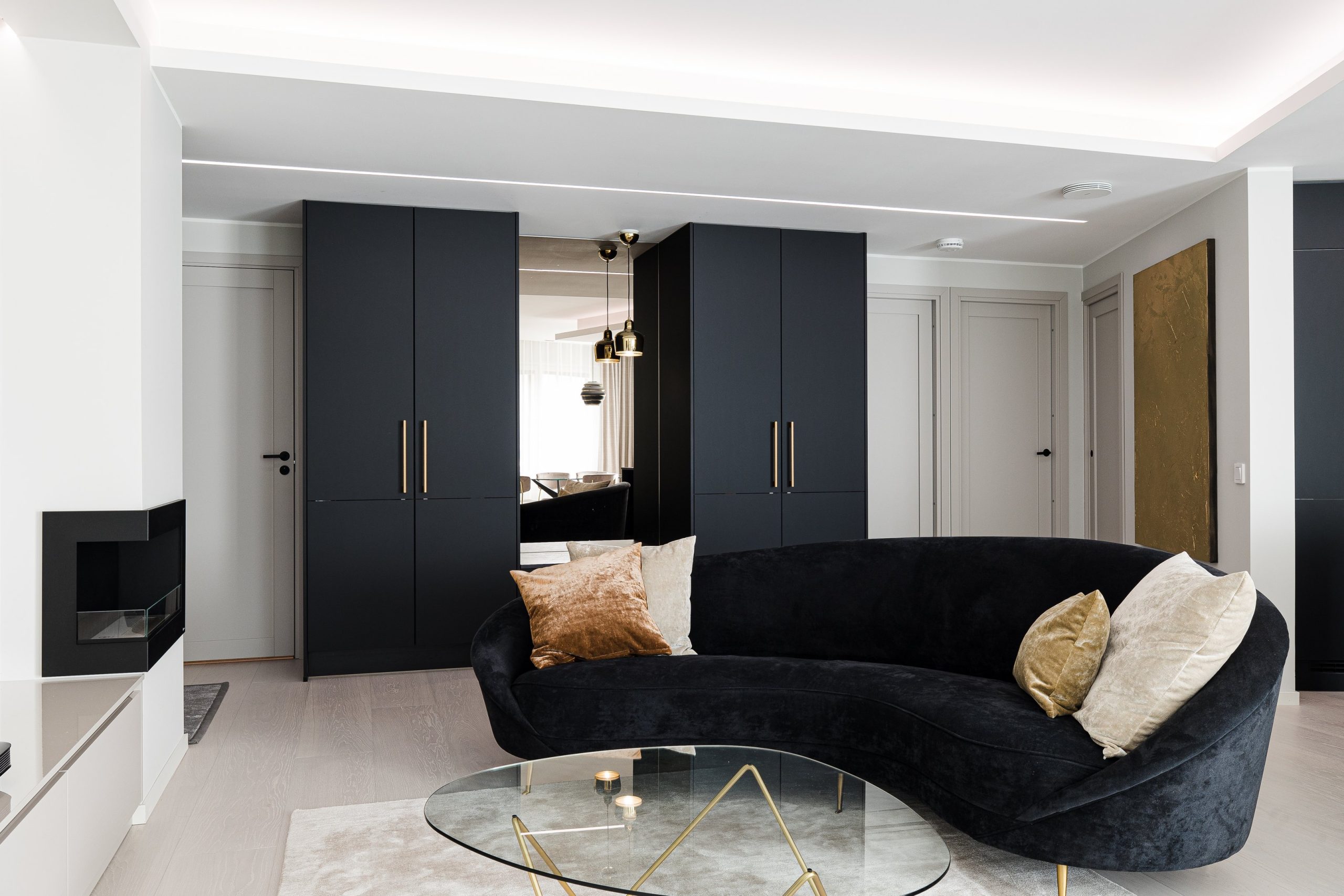 Kuva Heikkilä Photography. Valmis olohuone avoin tila Pikku-Huopalahden kohde - LedStore The interior is harmonious