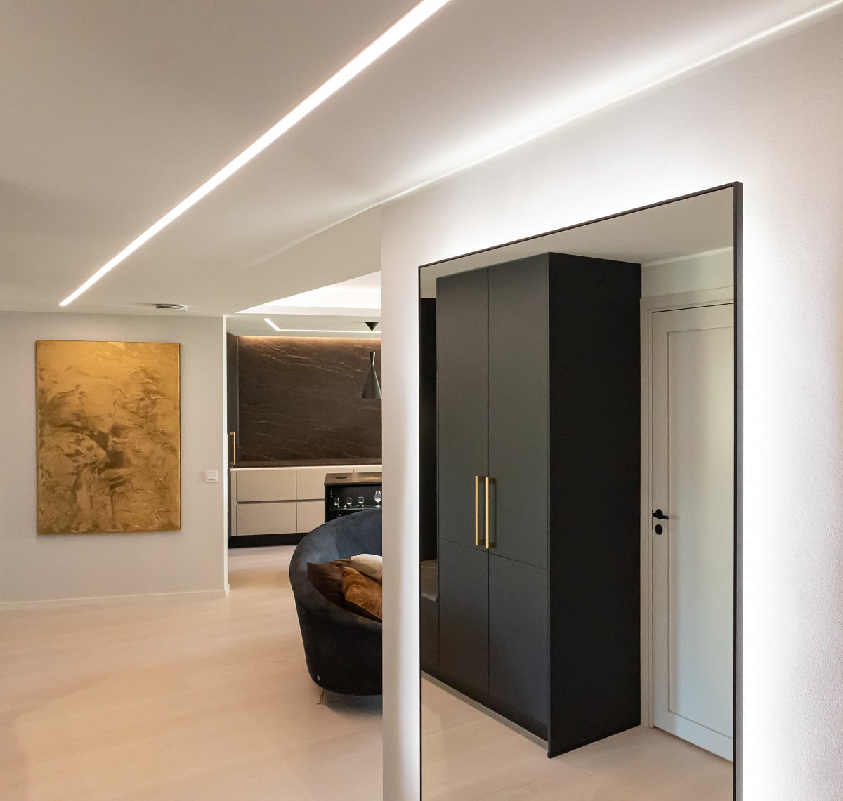 Kuva LedStore. Valmis eteinen Pikku-Huopalahden kohde - LedStore The interior designer can make light serve the shapes and uses of the space.