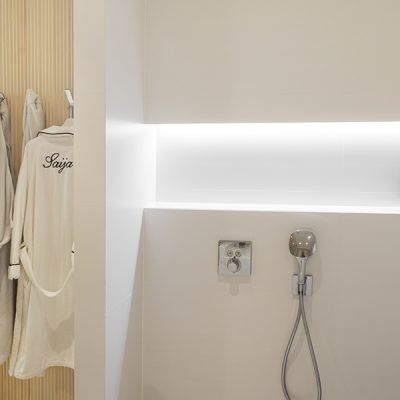 Kylpyhuoneen shampoo hyllyn valaistuksen asennus