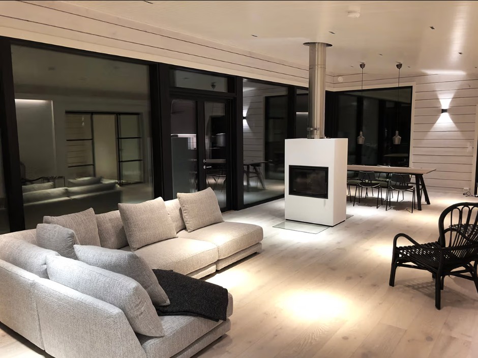 Olohuoneessa katosaa Linja5 spotit ja takaseinällä FUNK wall seinävalaisin - LedStore Evenly spaced LINJA 5 spotlights make a round light area on the floor, that makes a cozy athmosphere.