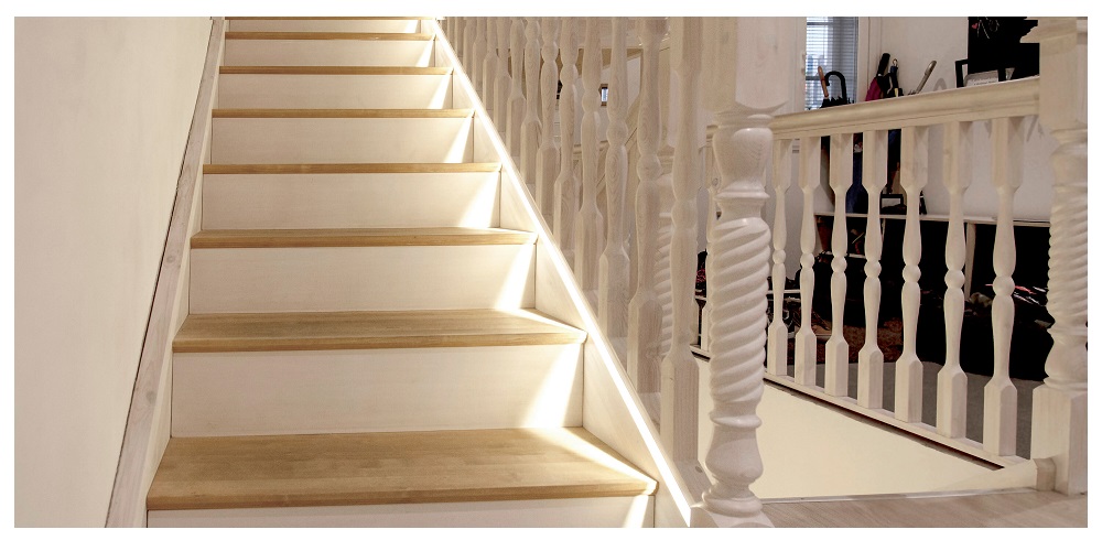 rätt typ av belysning för trappan - med Led-listen är ljuset jämnt fördelat i trappan