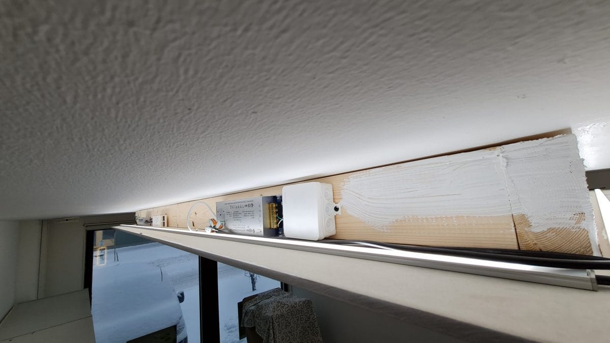 Virtalähteet mahtuvat tasolle led-nauhakiskojen kanssa - LedStore LedStore.fi verkkokaupasta löydät valikoiman LED-valaistusratkaisuja, jotka tuovat kodin sisustukseen upeaa tunnelmaa. Kuvittele esimerkiksi katossa oleva valkoinen kaapin ovi, joka on osittain auki ja paljastaa elektronisia komponentteja sekä LED-valonauhan. Tämä valo luo pehmeän hehkun puupinnalle luoden lämpimän ja kutsuvan ilmapiirin kotonasi - täydellinen kontrasti ikkunasta avautuvalle lumiselle maisemalle.