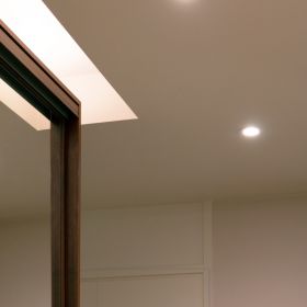 Eteisen liukuovikaapin päällä katon kautta valaisee led-nauha valkoisessa pintaprofiilissa ja 7,2 W/m tunnelmallisella CCT led-nauhalla. LedStore.fi