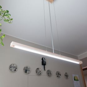 Asiakkaan rakentamassa keittiövalaisimessa puurunkoon upotettuna CCT led-nauhaa ja alumiiniprofiilia. Langattoman ohjauksen virtalähde kattokupissa. LedStore.fi