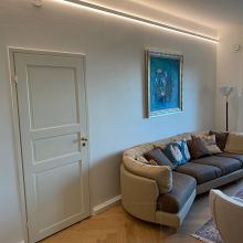 Olohuoneessa seinällä kahteen suuntaan valaiseva profiili, valo valaisee epäsuorasti seinän kautta. Ledstore.fi