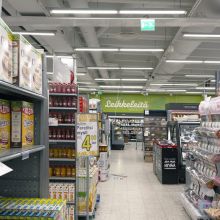 Led putket ruokakaupan katossa valaisemassa tehokkaasti ja tasaisesti suurta tilaa. Ledstore.fi