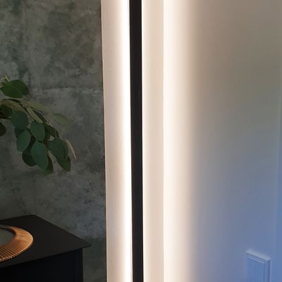 Black aluminium profile, vertically mounted.