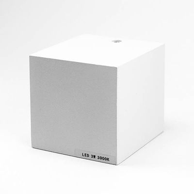 White cube LED light with round luminaire, labelled "LED 3W 3000K", perfect for modern lighting solutions. Ideal for energy efficient lighting.