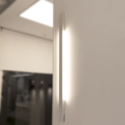 Indoor LED wall light fixture LINE 900, water resistant IP44, white, 8,4W, 3000K