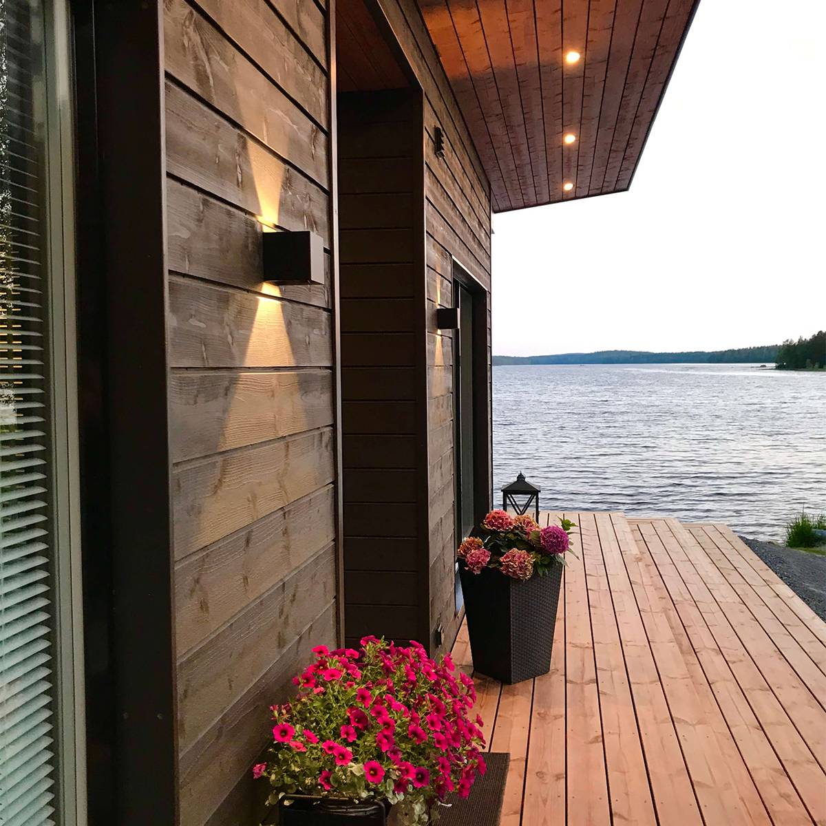 Log house facade lighting Tainio