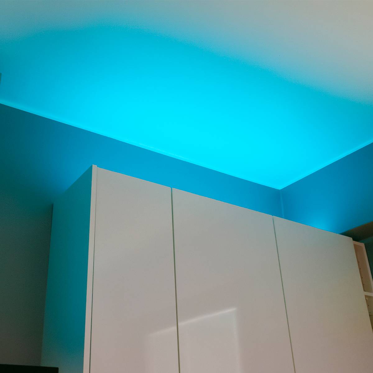 Colour-coordinating in the kitchen with RGB ribbon