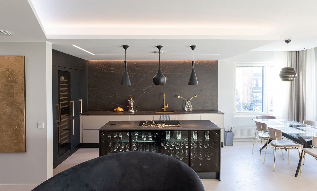 Kitchen lighting with stylish colour temperature controlled light through the ceiling and a flat light beam. © LedStore