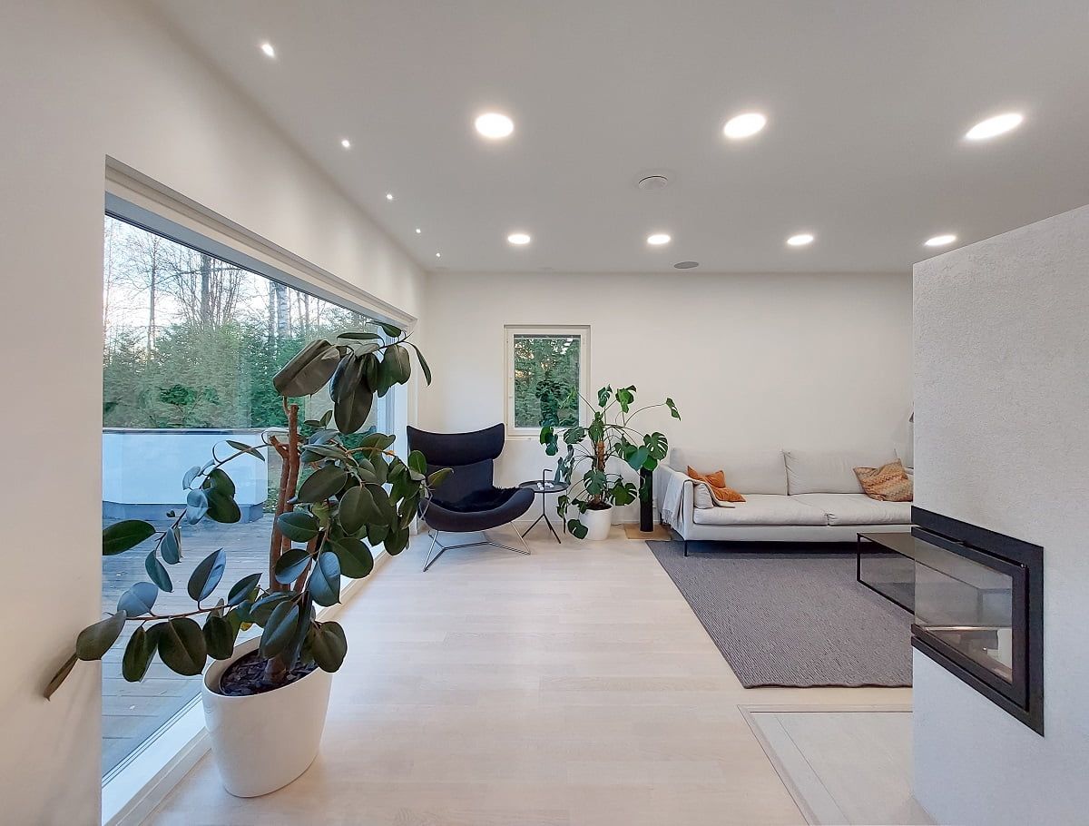 Variable lighting in the living room is the result of a collaboration between Plafond200 luminaires and a 3W directional spotlight series. ©LedStore
