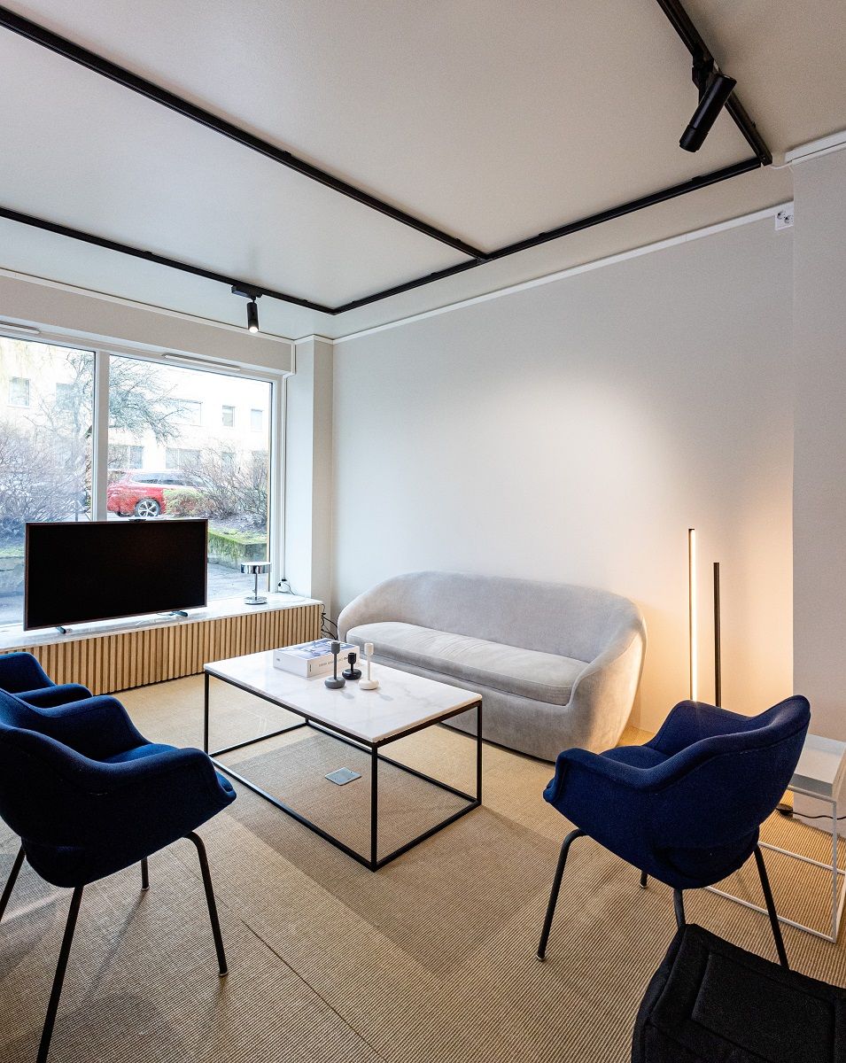 Black three-phase rails are part of the interior design LedStore.fi