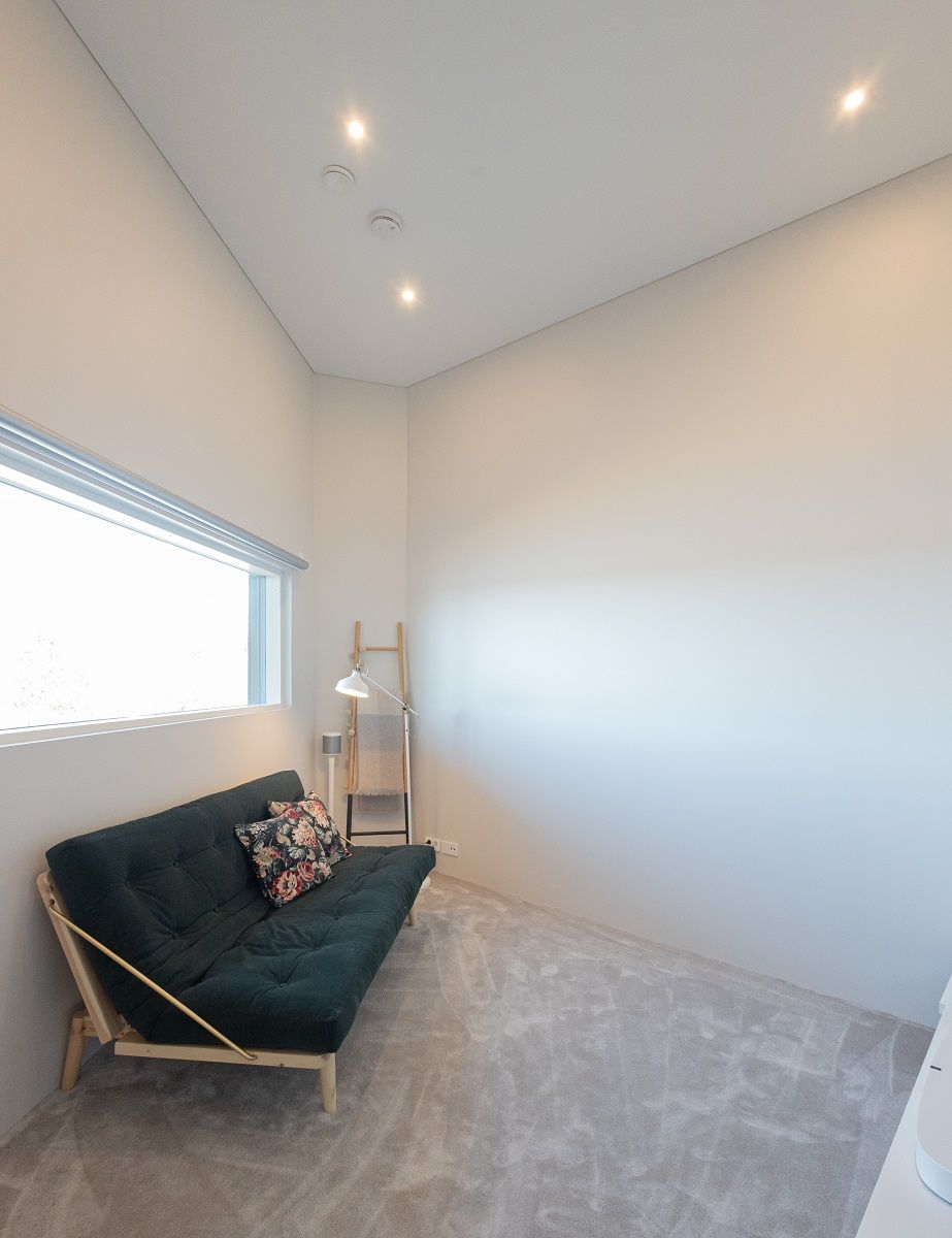 11 Spotlights on the ceiling of the guest room provide general lighting LedStorefi