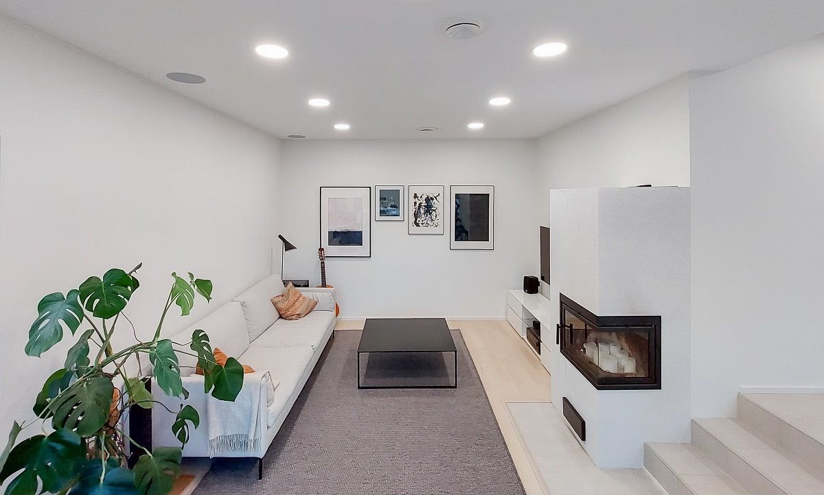 Uniformly beautiful general lighting in a living room with Plafond200. ©LedStore