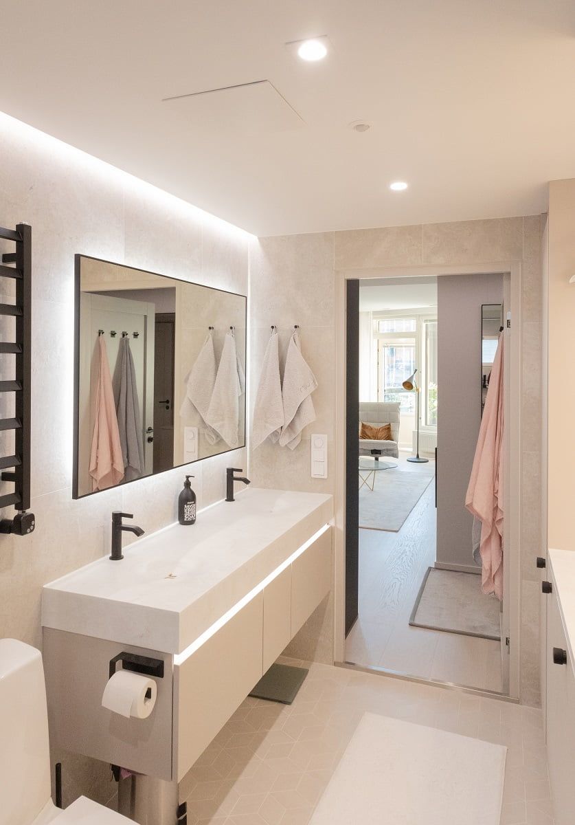 The lighting in the bathroom is also connected to a motion sensor, making the passage from one room to another pleasant. © LedStore