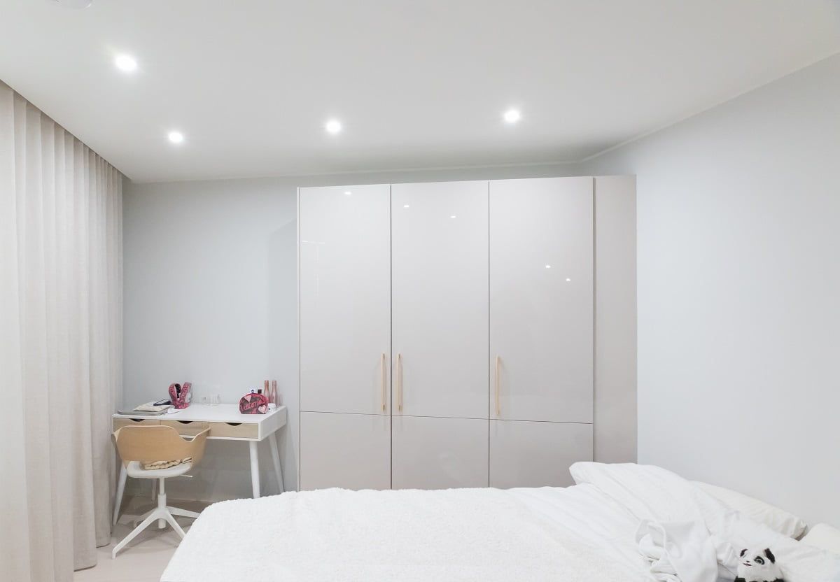 The lighting in the children's room is grouped to emphasise the front of the cabinets and the desk. © LedStore