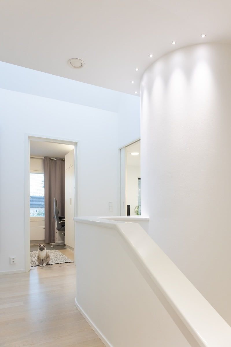 The eye-catcher upstairs is a stunning pillar, accentuated by a series of directional spots. ©LedStore