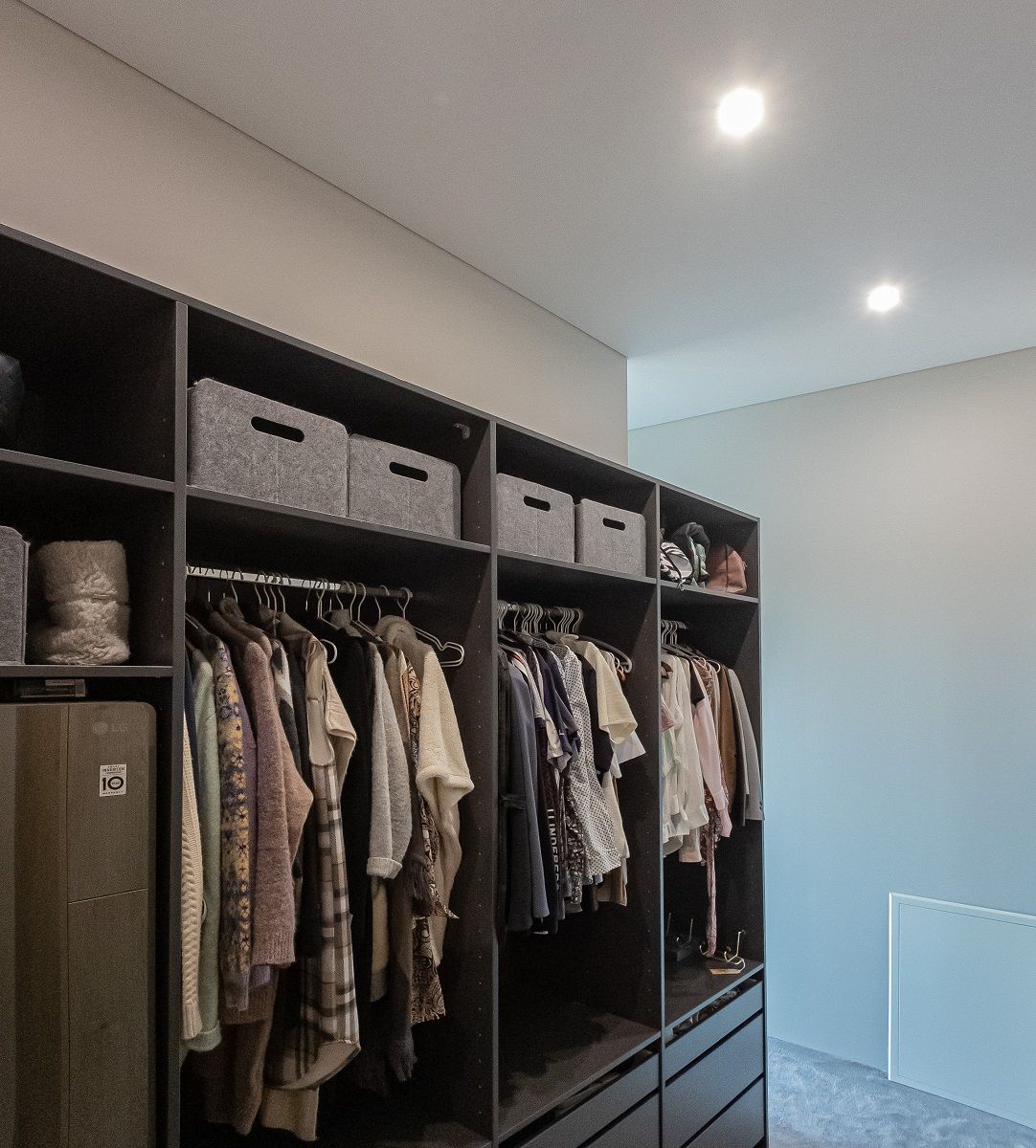 17 LedStorefi spotlights in the corridor of a wardrobe