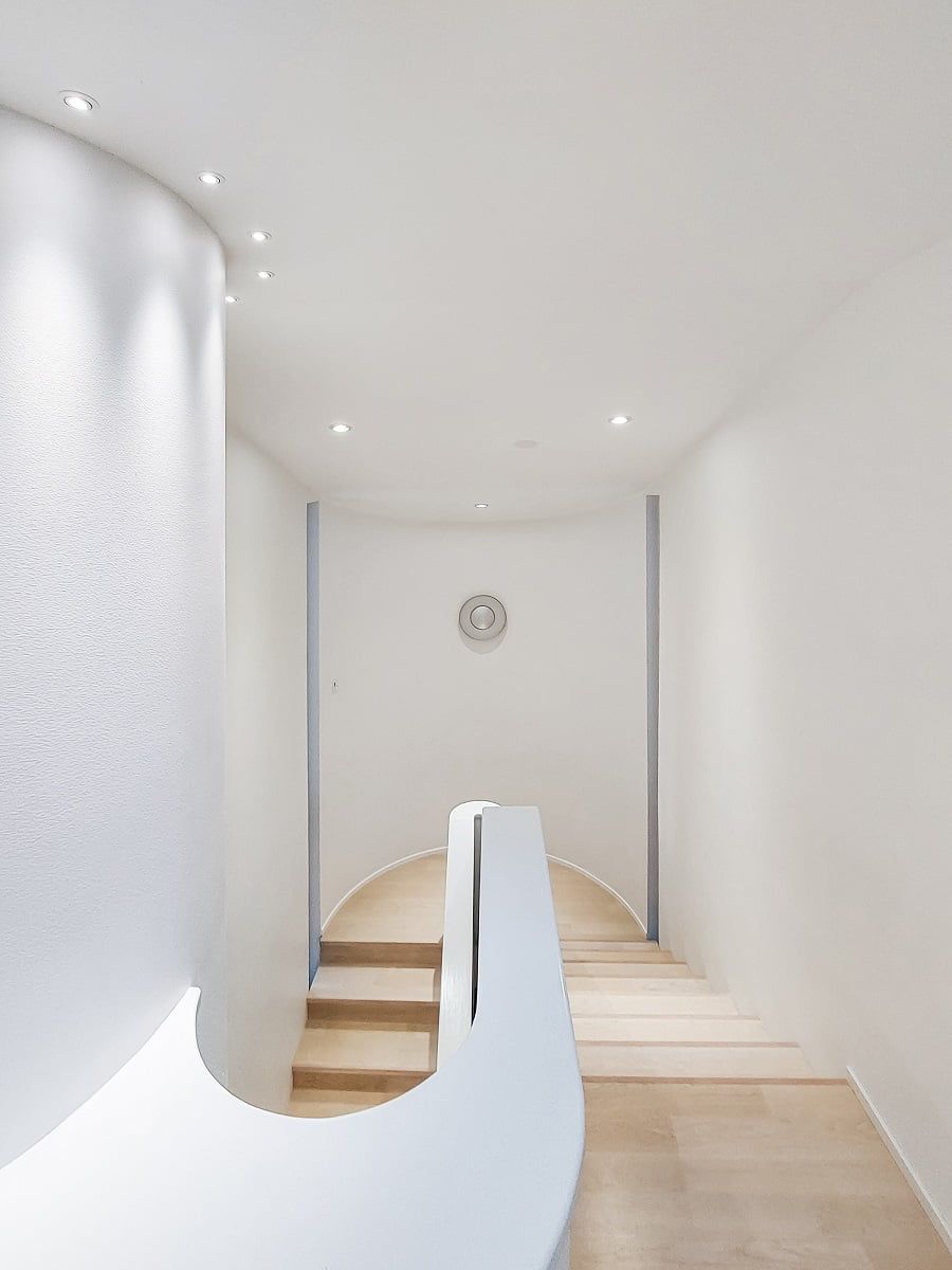 The staircase is equipped with 3 GU10 bulbs in their frames as general lighting. ©LedStore