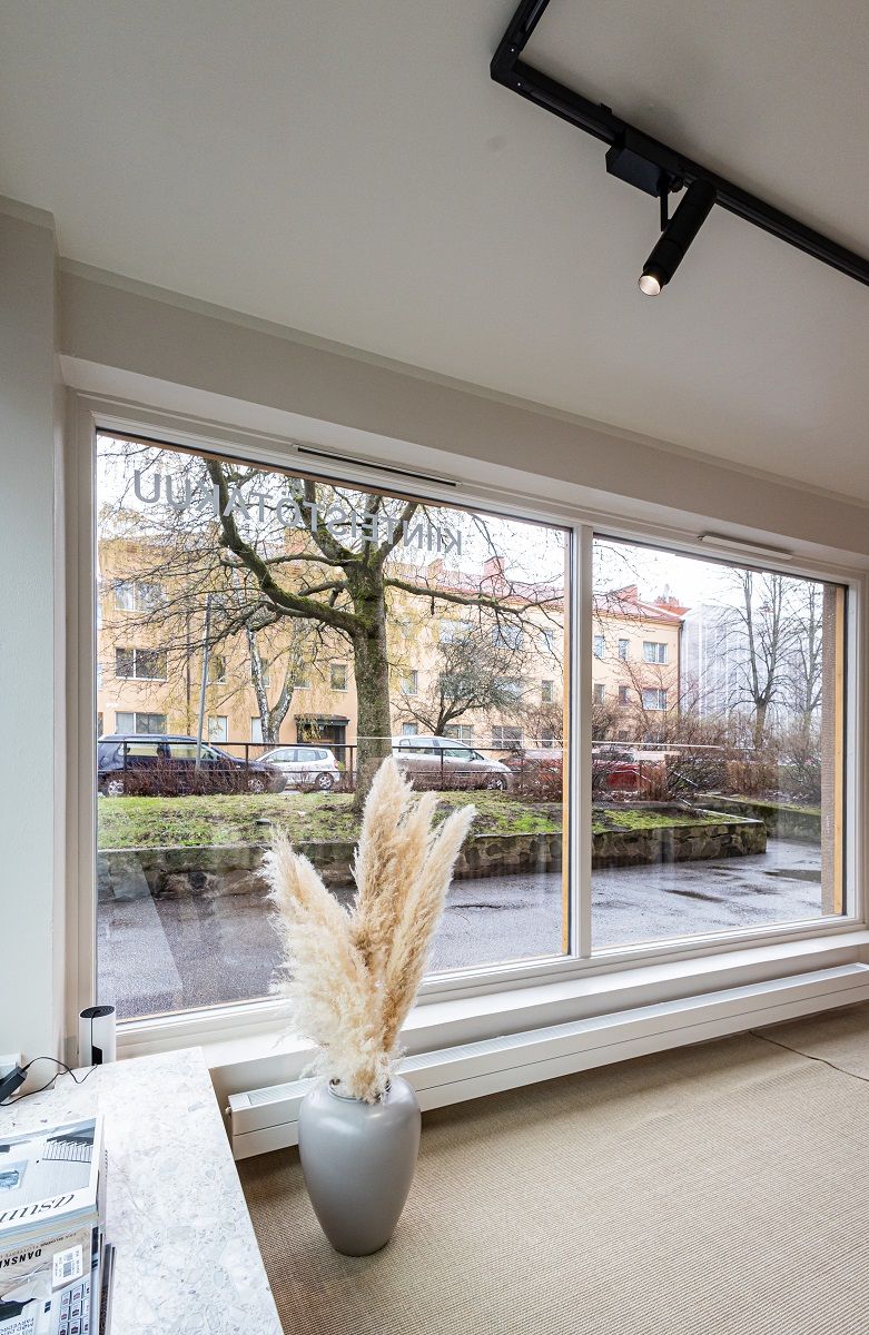 Three-phase track lighting can be oriented 360 degrees around as well as 180 horizontally LedStore.fi