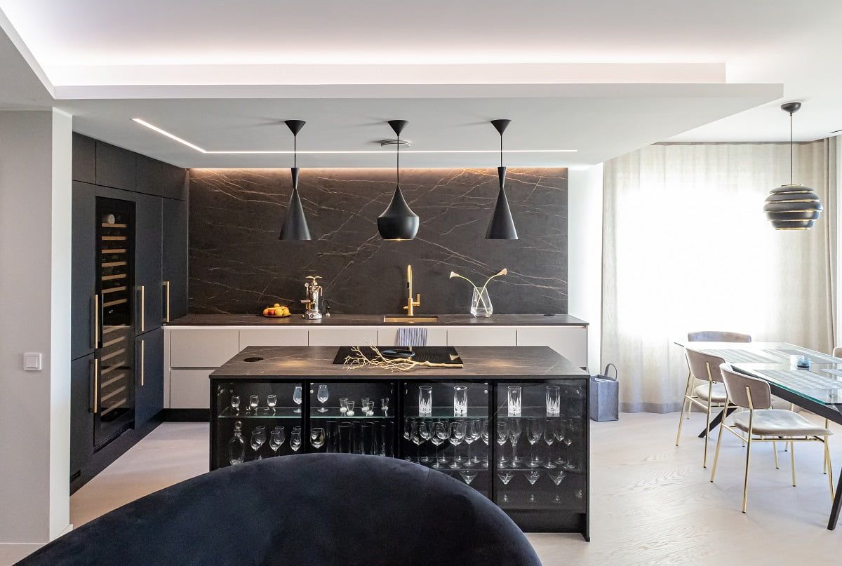 In the kitchen, which opens onto the living room, four different lighting options, LED strips and pendant lights. © LedStore