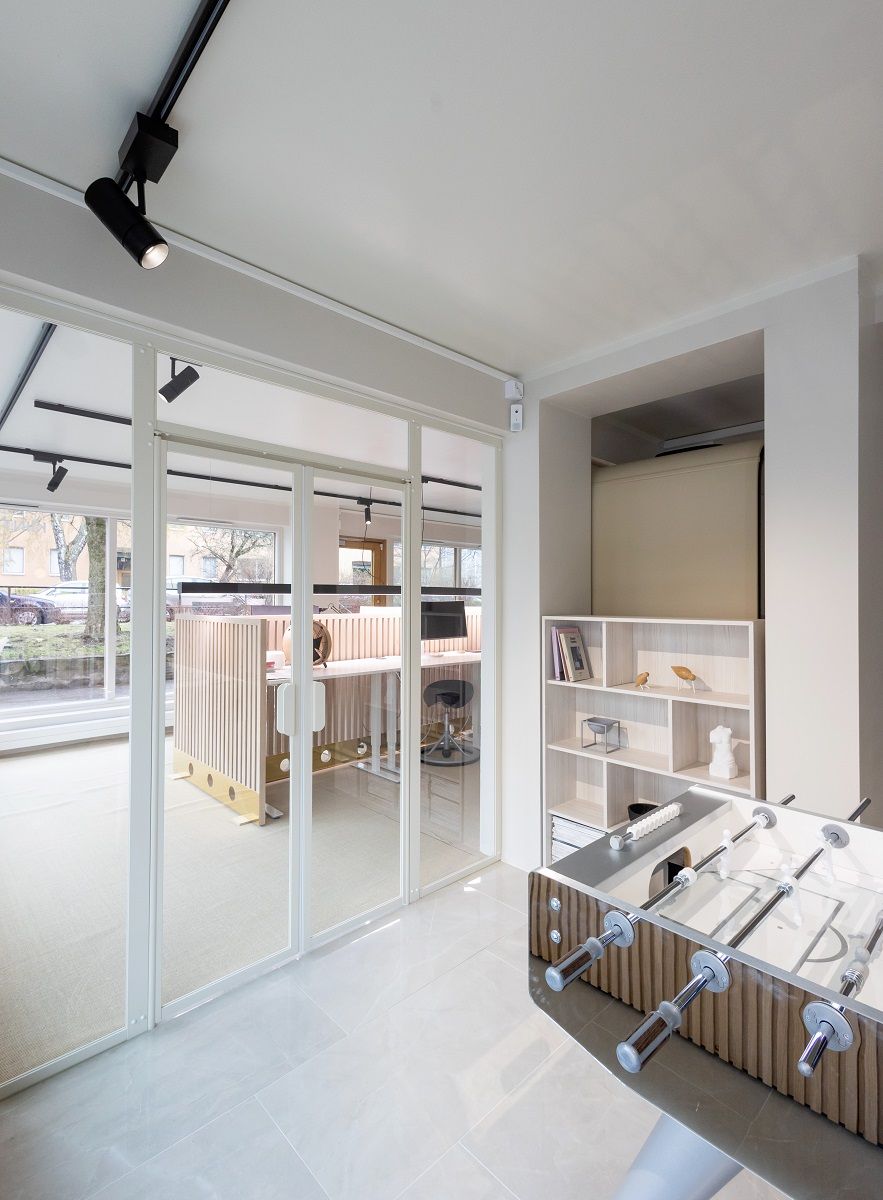 The track lights are in different rooms behind a different switch Can be connected e.g. to a motion sensor LedStore.fi
