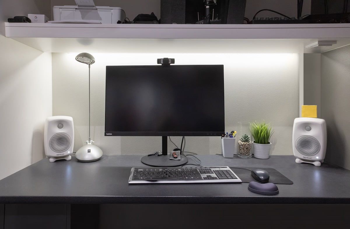 Backlighting of a worktop with indirect LED strip lighting. ©LedStore