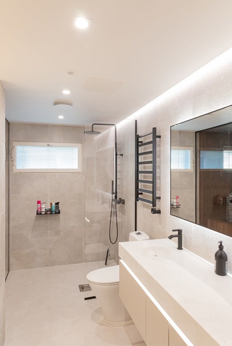 Enough light in a narrow space to increase the sense of space. As a general light, waterproof 9W white Fixed Base. © LedStore