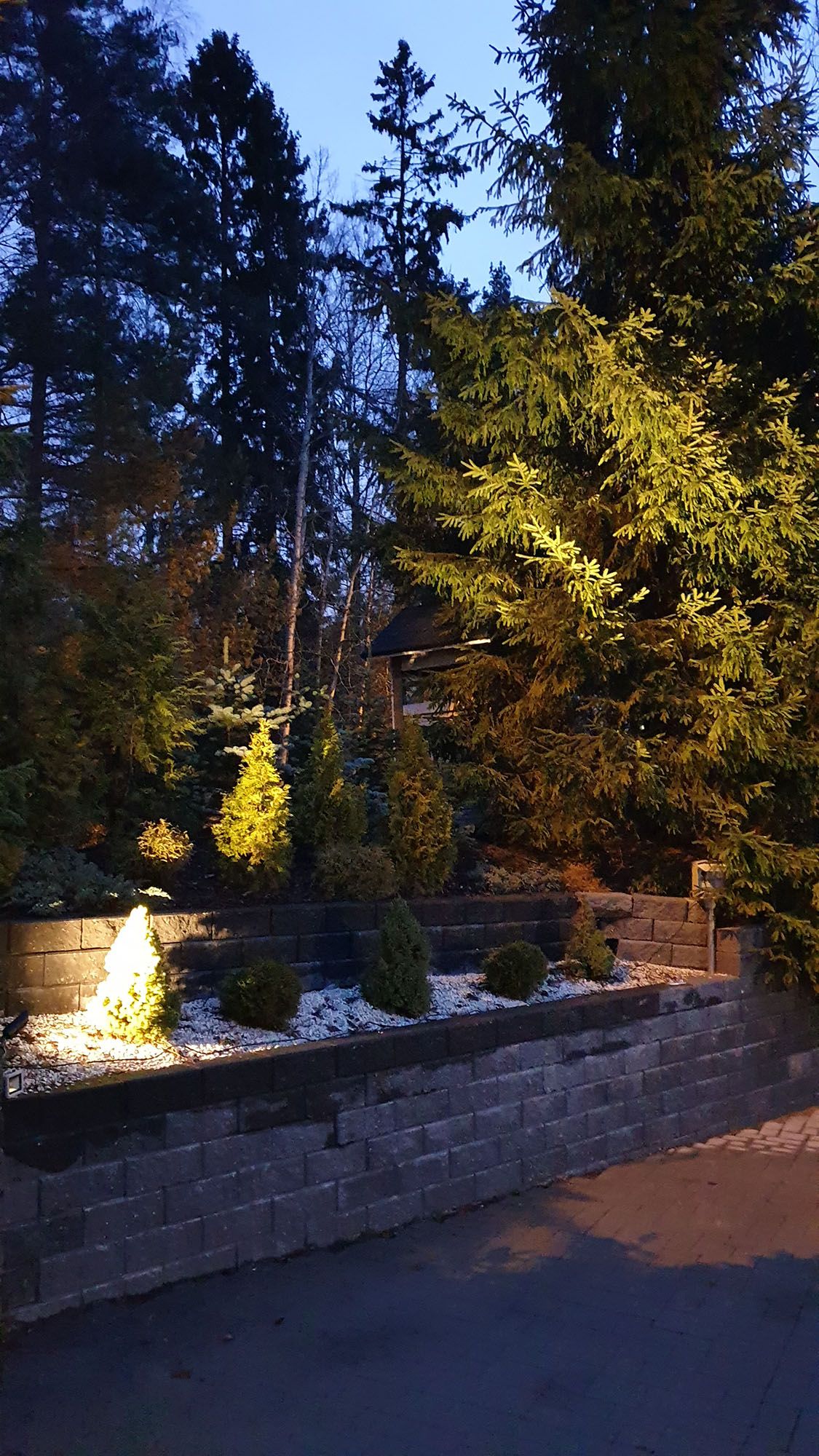 Outdoor lighting with atmospheric indirect light directed at plantings and trees. With the SPIKE directional light, it\'s easy to create accent lighting exactly where you need it most. Ledstore.fi