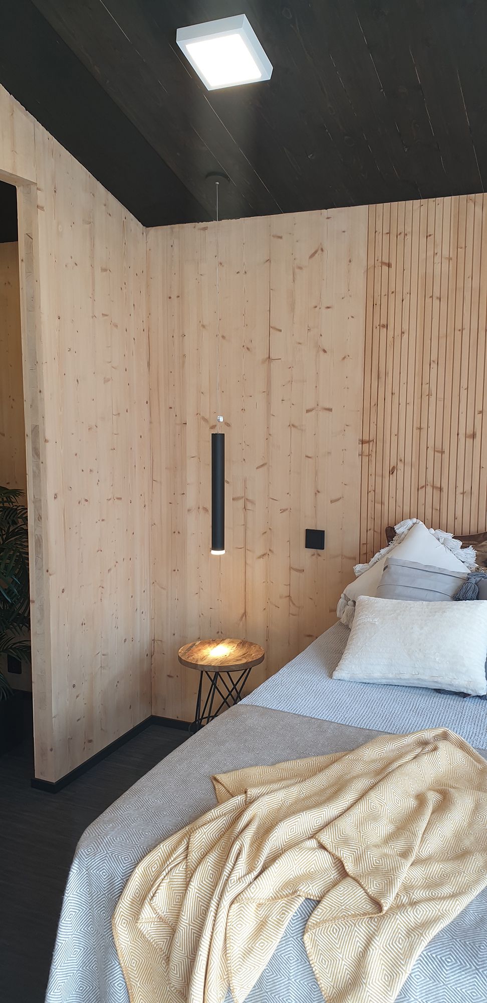 In the bedroom, a pendant pendant lamp as a reading light next to the bed. Ledstore.fi