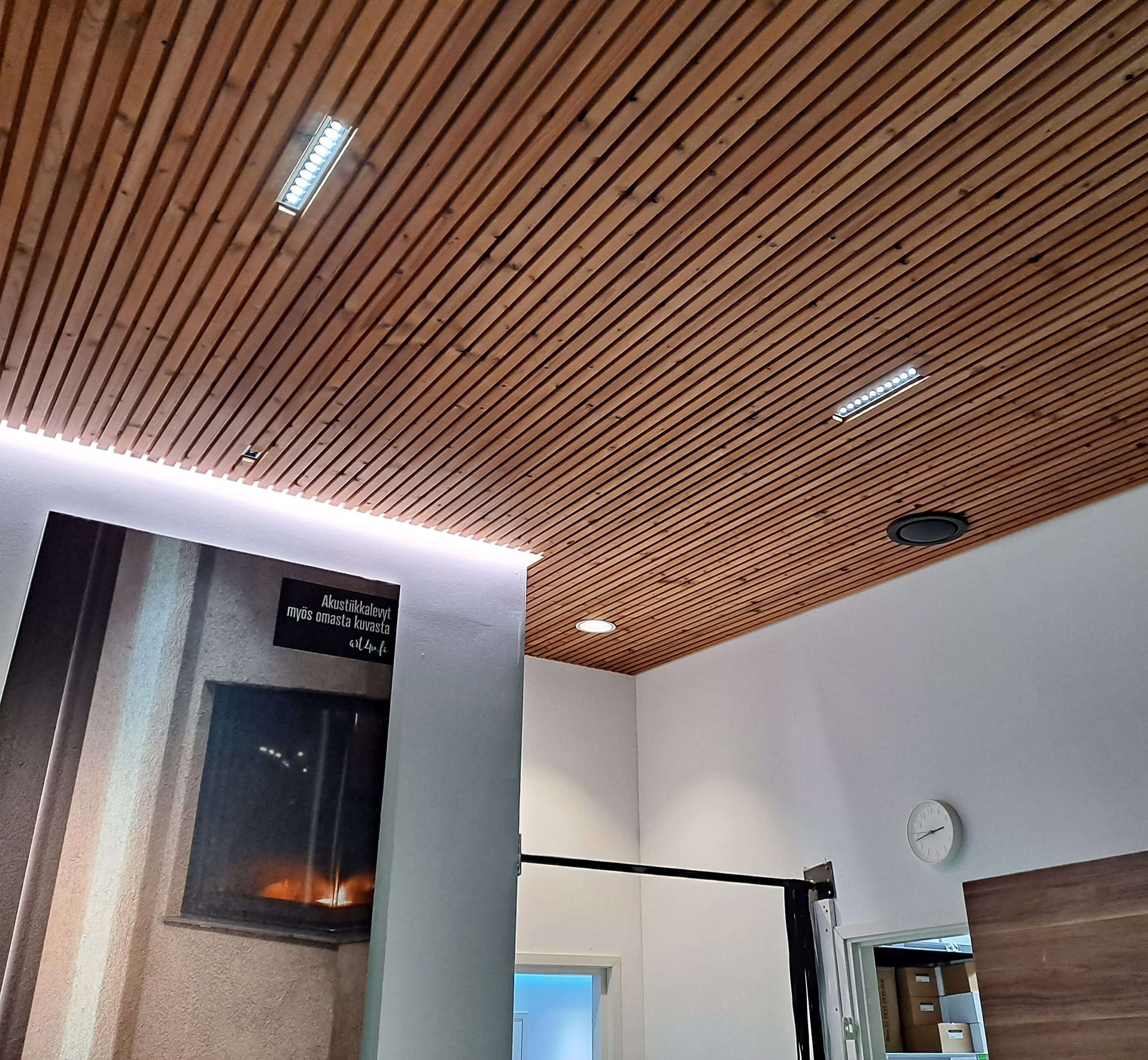 Indirect light at the edges of the cornice and LINJA10 luminaire and the EYE deep beam luminaire creating general lighting. LINJA 10 spotlights have a very narrow angle of light making them ideal for high ceilings. Ledstore.fi