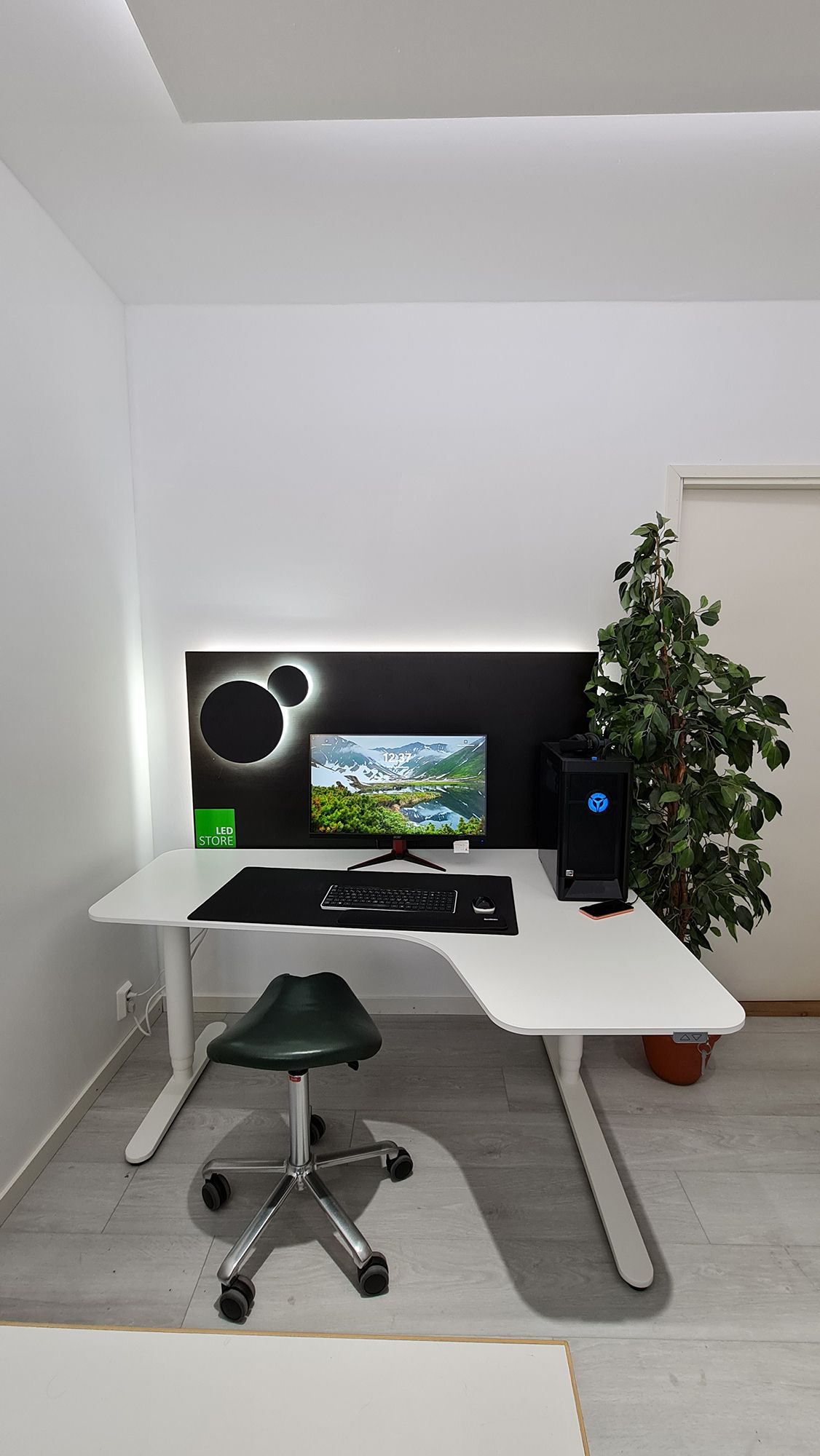 In the study, atmospheric indirect light on the desk and ceiling. Indirect lighting does not hit the computer screen in an unpleasant way. Ledstore.fi