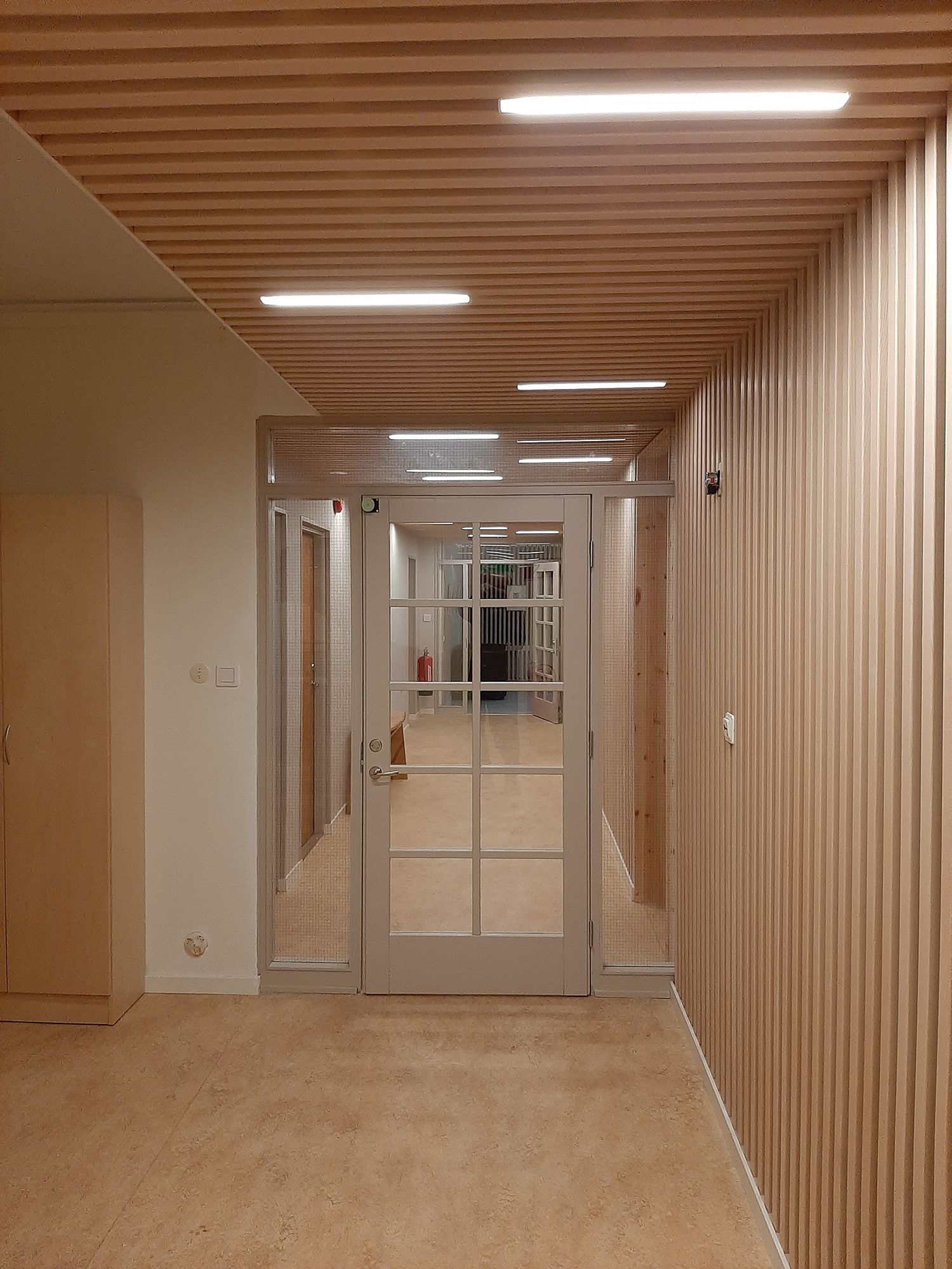 Cornice lighting: trendy embedded LED strip lights in the gaps between the cornices of the ceiling. This eliminates the need for separate ceiling pots and results in stunning visual light lines. Ledstore.fi