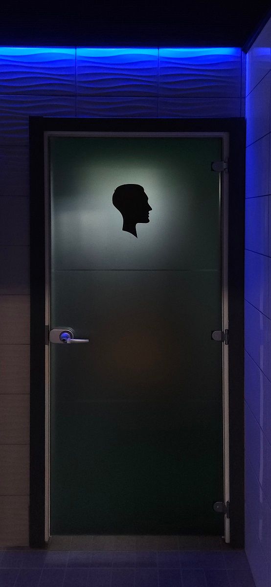 Men's side entrance with elegant lighting with ribbon image Punchers