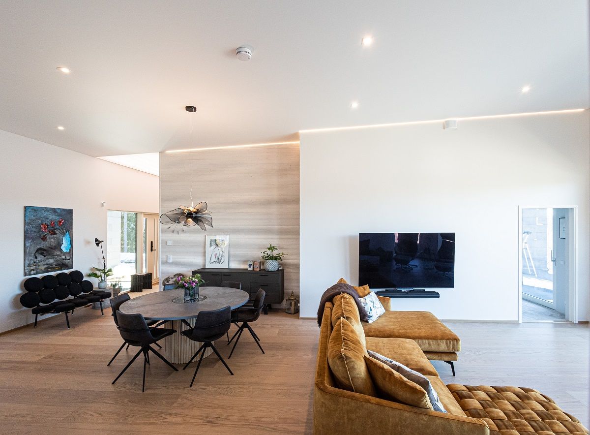 21 The lighting package is a stylish LedStorefi