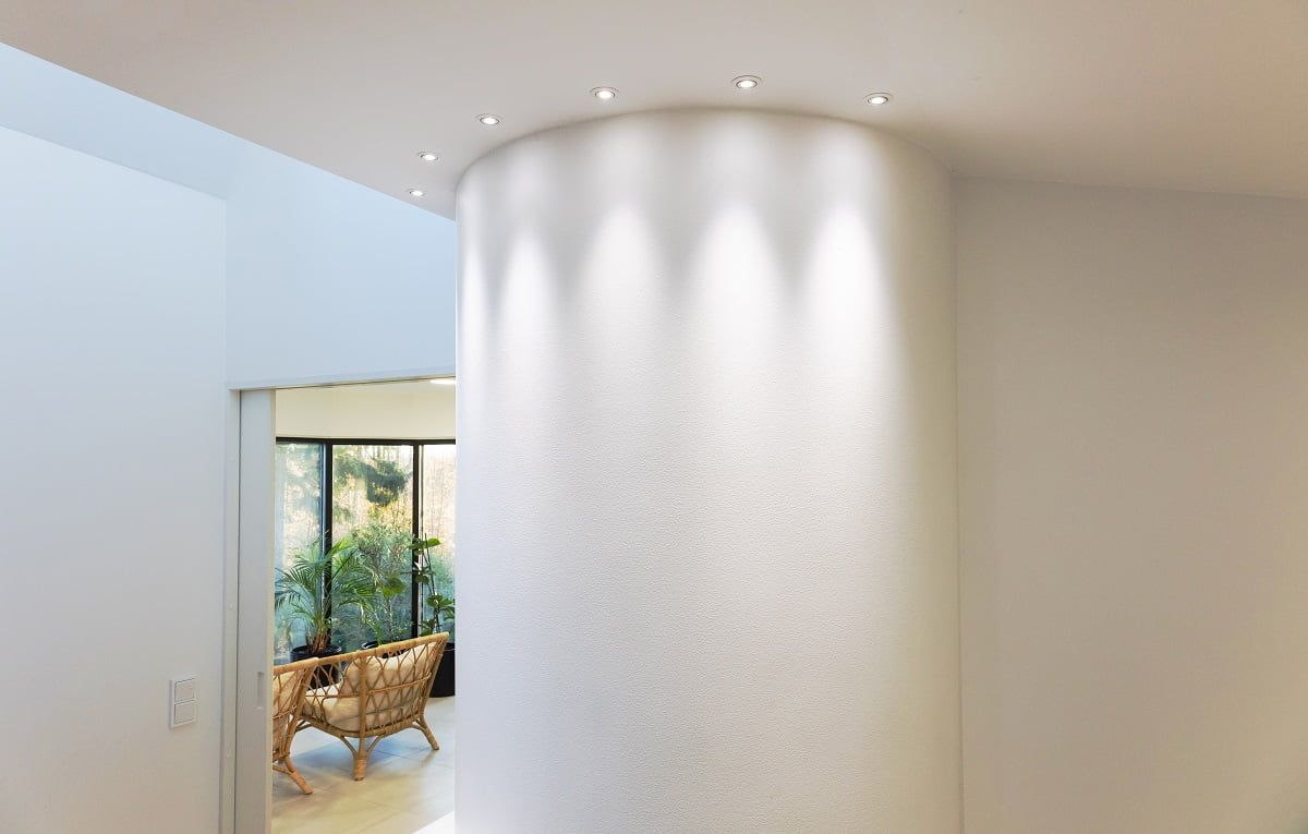 Spots placed around the pillar can be oriented at the desired angle so that the beam of light on the pillar can be varied. ©LedStore