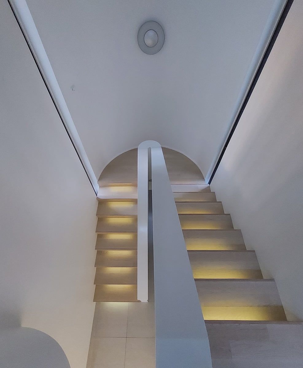 In a dim staircase, only LED profile lighting can be kept on. At the front edge of the staircase, 7.2 W/m strip in aluminium profile, dimmable power supply. ©LedStore