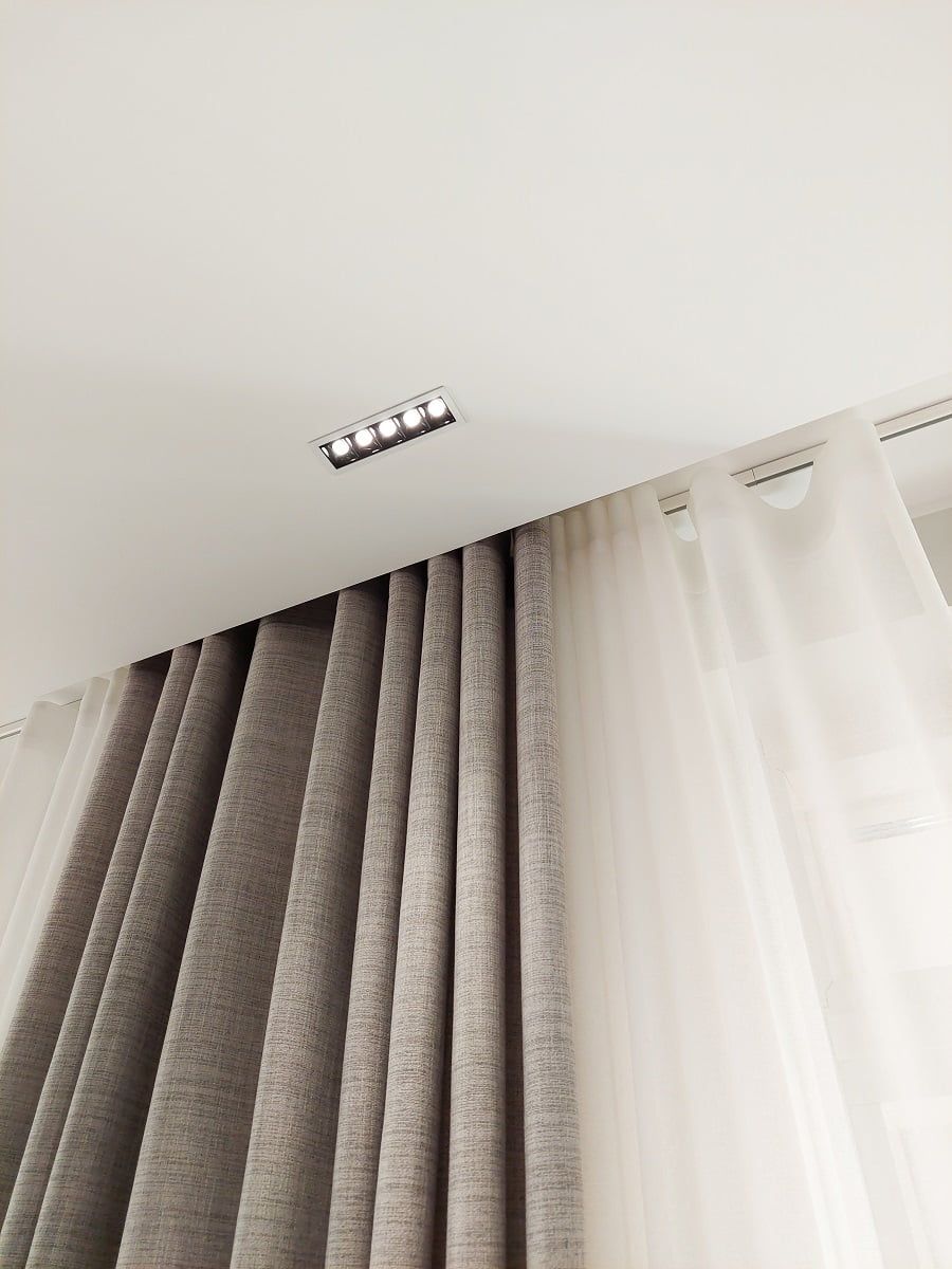In front of the curtains in the living room, LINJA 5 lamps provide narrow-angle light. © LedStore