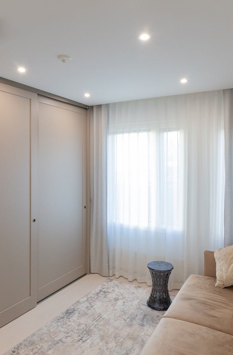 Flat LED spotlighting in the guest room. Four 9W spots are enough to illuminate 8m². © LedStore