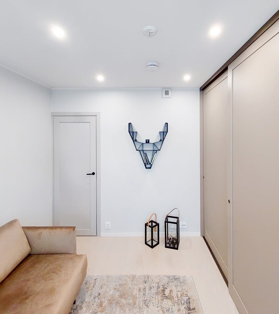 In the guest room, uniform general lighting is composed throughout the room. © LedStore