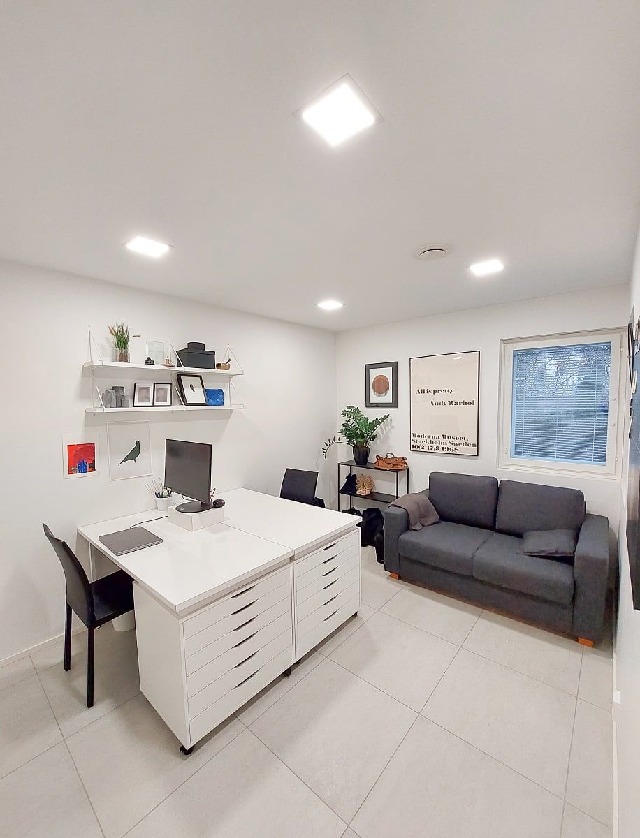 In the study, good general lighting is provided by Paneeli300 luminaires. ©LedStore